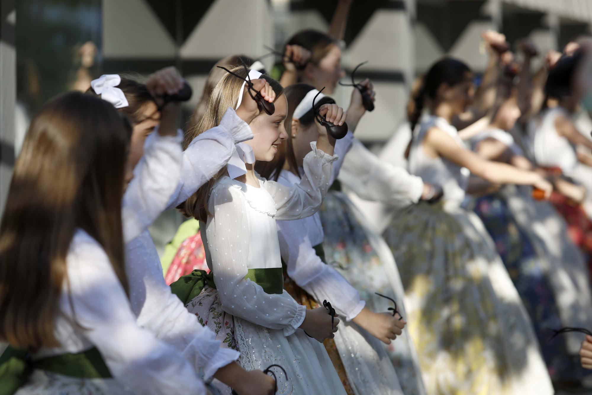 Las falleras infantiles de 2020-2021 y 2022 ensayan la "Dansà"