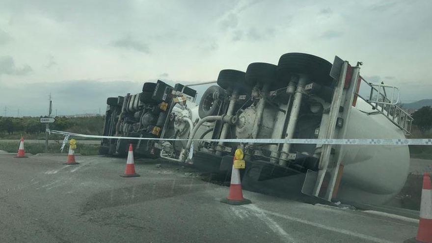 Aparatoso accidente de un tráiler en la CS-22 de Castelló