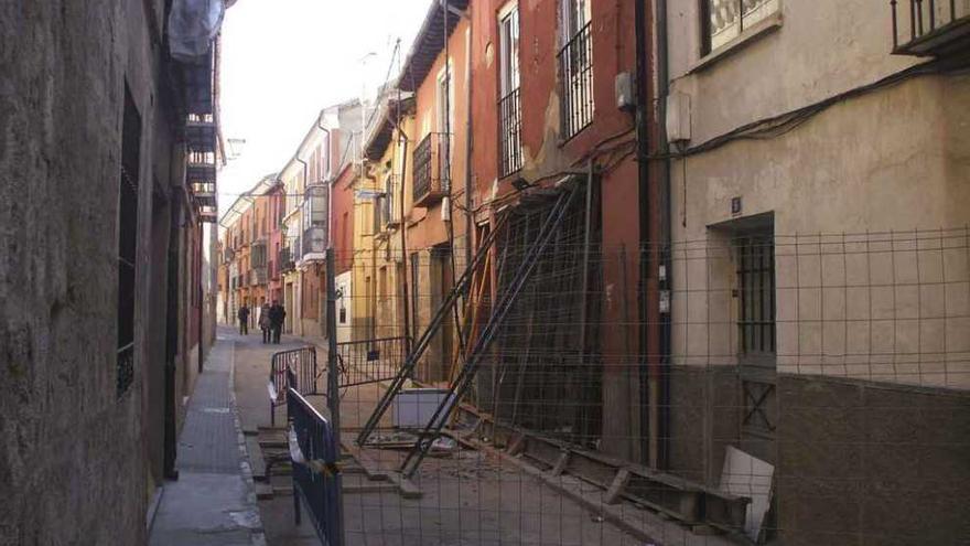 La vivienda situada en San Lorenzo que tuvo que ser apuntalada tras su desplome parcial. Foto