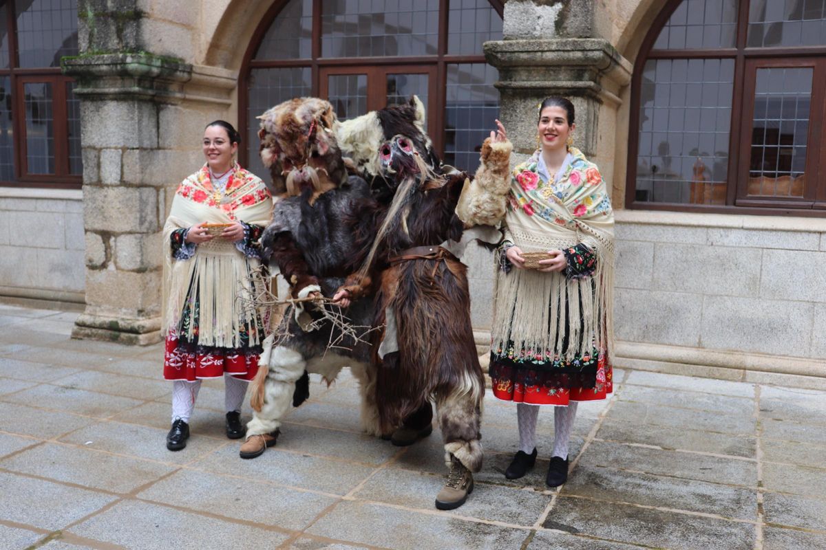 Carantoñas y 'regaoras' esta mañana en el palacio provincial.