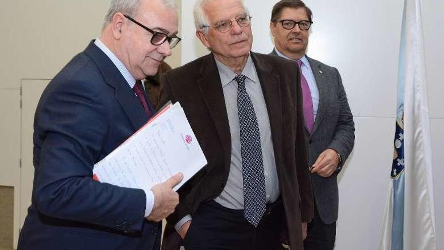 Borrell, en el centro, antes de la conferencia de ayer.