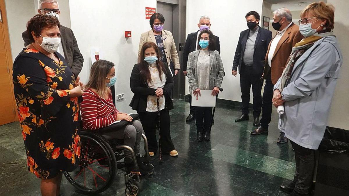 Lajarín, del Cermi, y Morenilla, de Más Mujer Región de Murcia, ayer en la Asamblea.