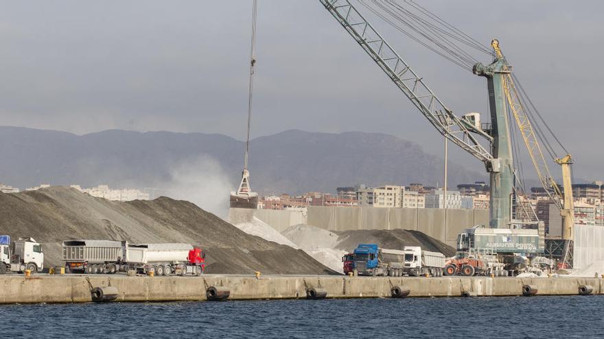 El Consell asegura a los vecinos del Puerto que la nave cerrada para los graneles acabará con la polución
