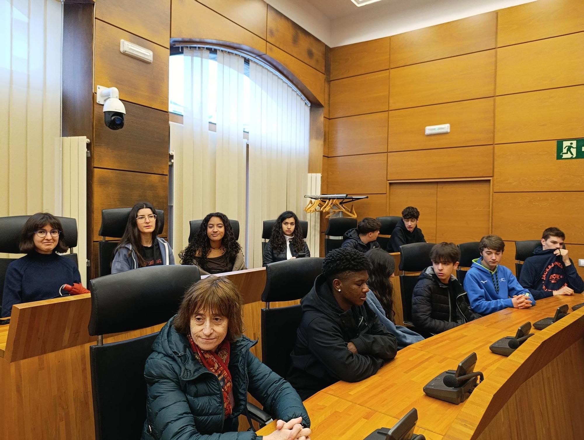 La visita de la Banda de Música del Conservatorio de Sabadell al Ayuntamiento de Siero, en imágenes