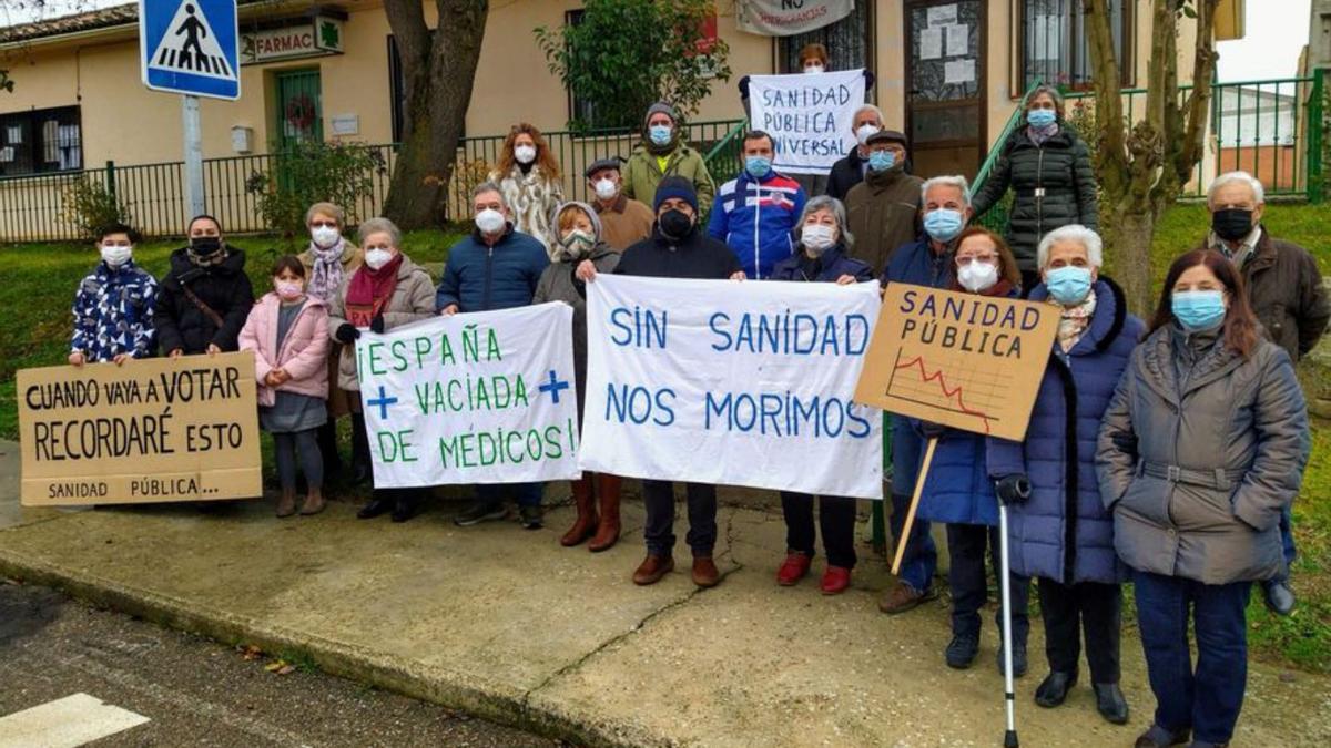 Vecinos de Pozoantiguo se concentran junto al consultorio. | Cedida