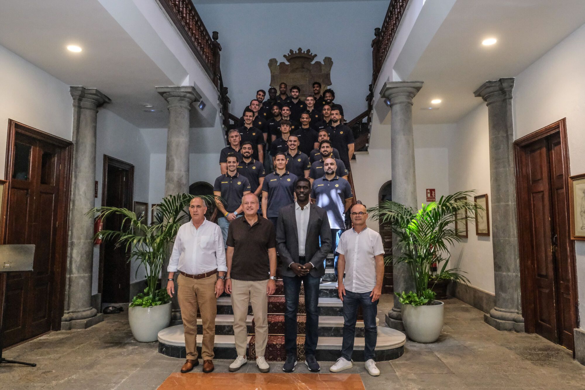 La plantilla del CB Gran Canaria visita a la Virgen del Pino