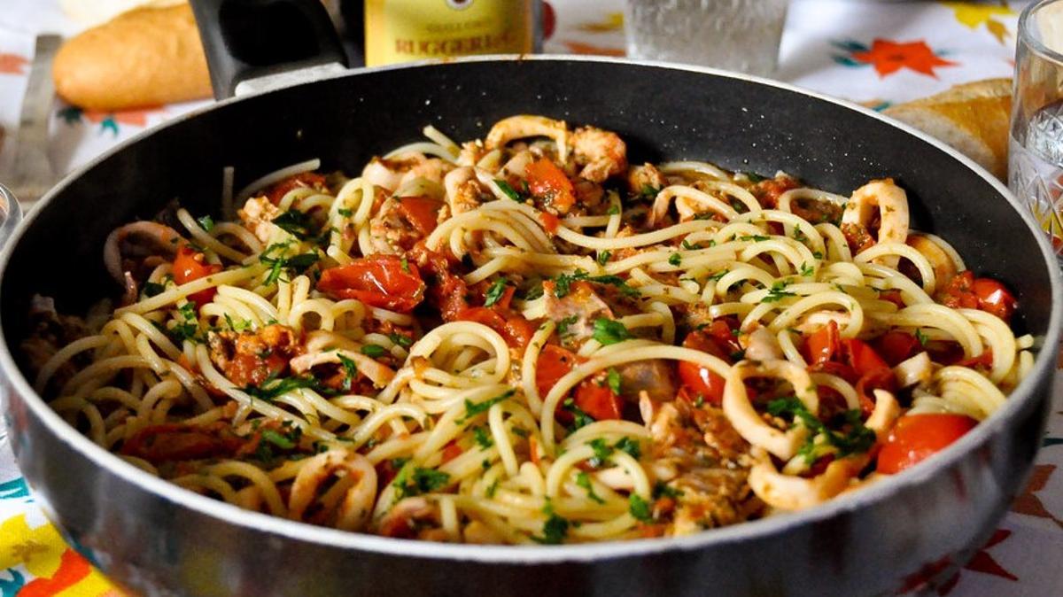 Pasta 'allo scoglio', plato napolitano que en sus orígenes se preparaba con agua de mar y piedras recubiertas de algas y hoy en día lleva crustáceos y moluscos.