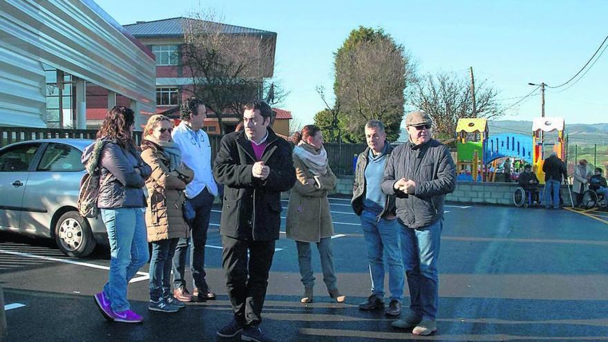 Gerardo Sanz, en el centro, visita las obras acompañado de miembros de la Corporación, personal municipal y docentes del centro.