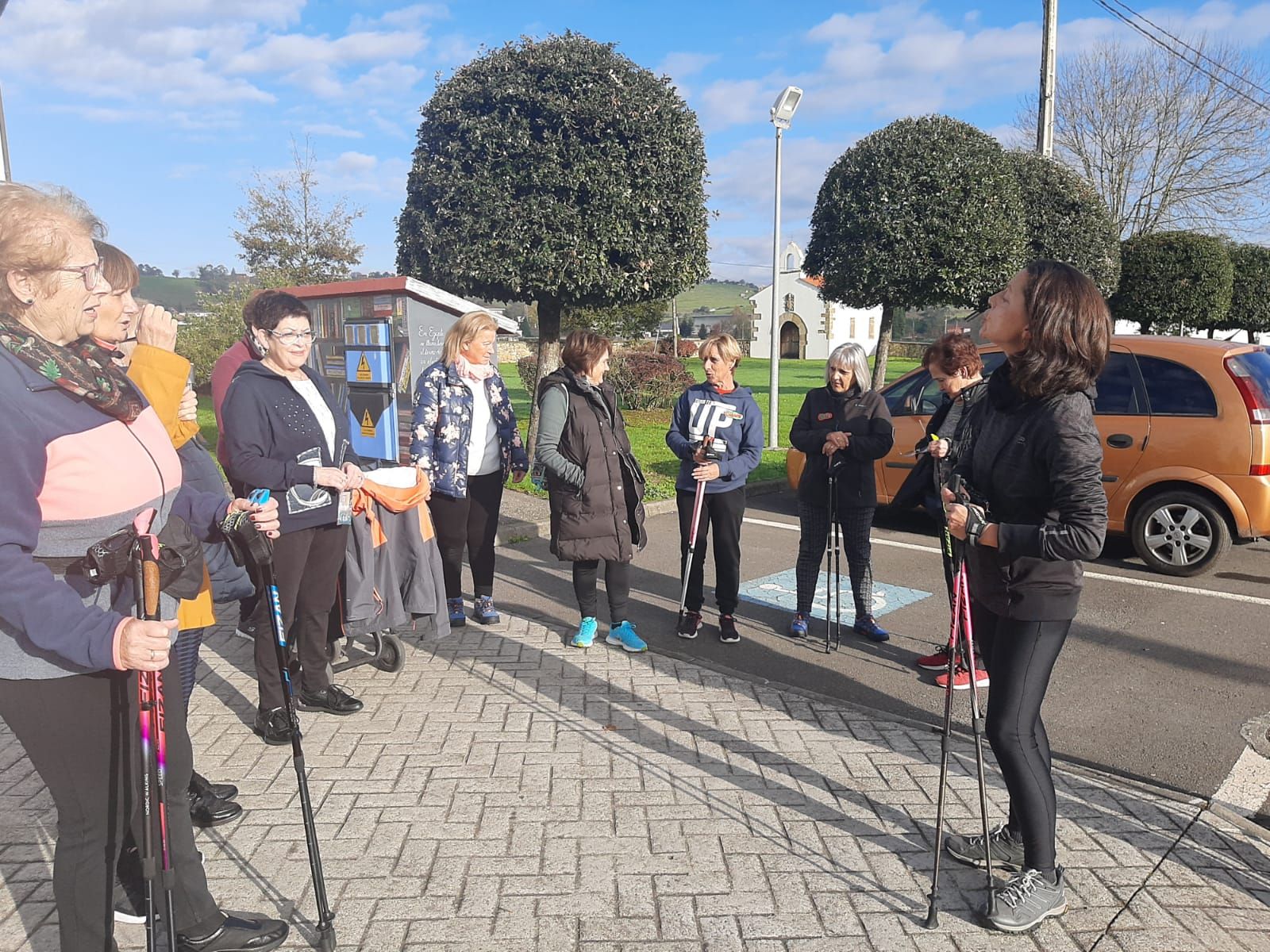 Llanera se suma a la marcha nórdica: así son las sesiones en las que participan más de 30 mujeres