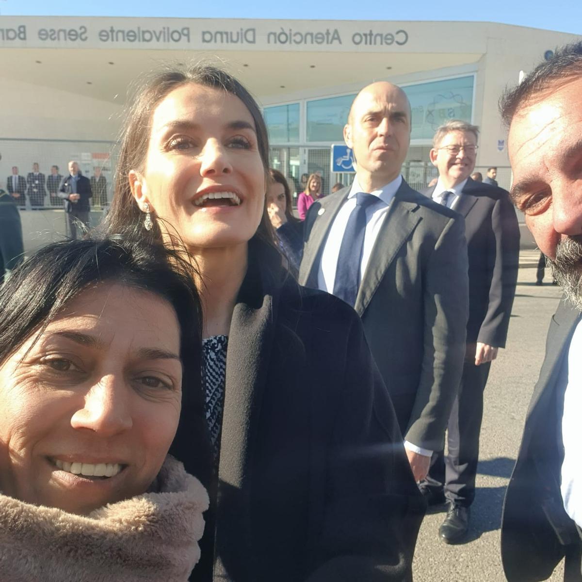 El selfie de Manuela Jaén y su marido Carlos Soriano con la reina Letizia.