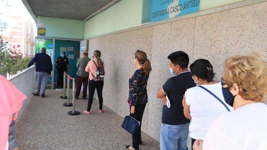 Pacientes esperando en lacalle del centro de salud Casco Antiguo de Cartagena.