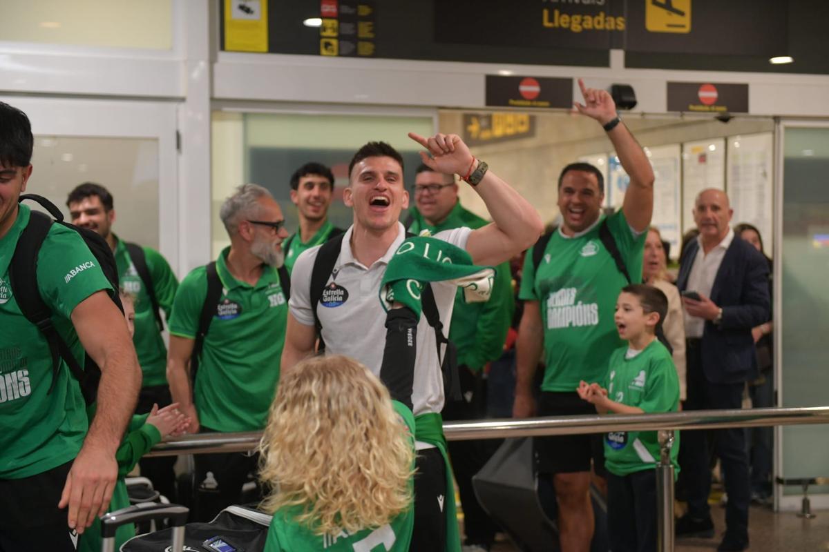Así fue la llegada del Liceo a Alvedro con el título de Copa del Rey Así fue la llegada del Liceo a Alvedro con el título de Copa del Rey