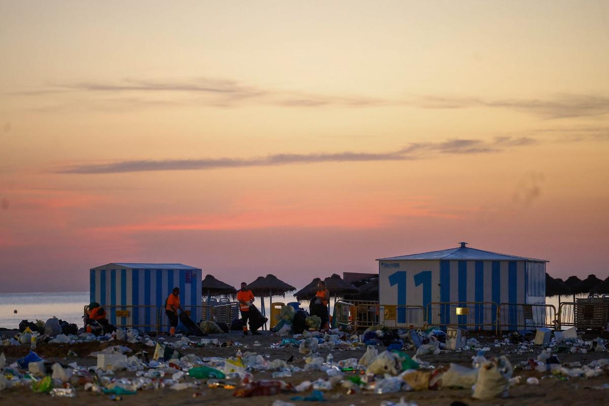 Dispositivo de limpieza en las playas valencianas tras la noche de San Juan Dispositivo de limpieza en las playas valencianas tras la noche de San Juan