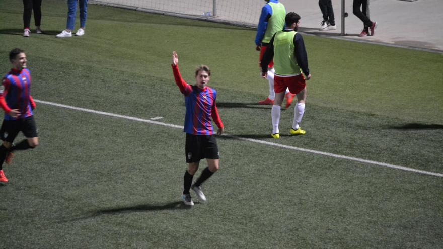 Mateu Ferrer celebra su primer gol con el Eldense.