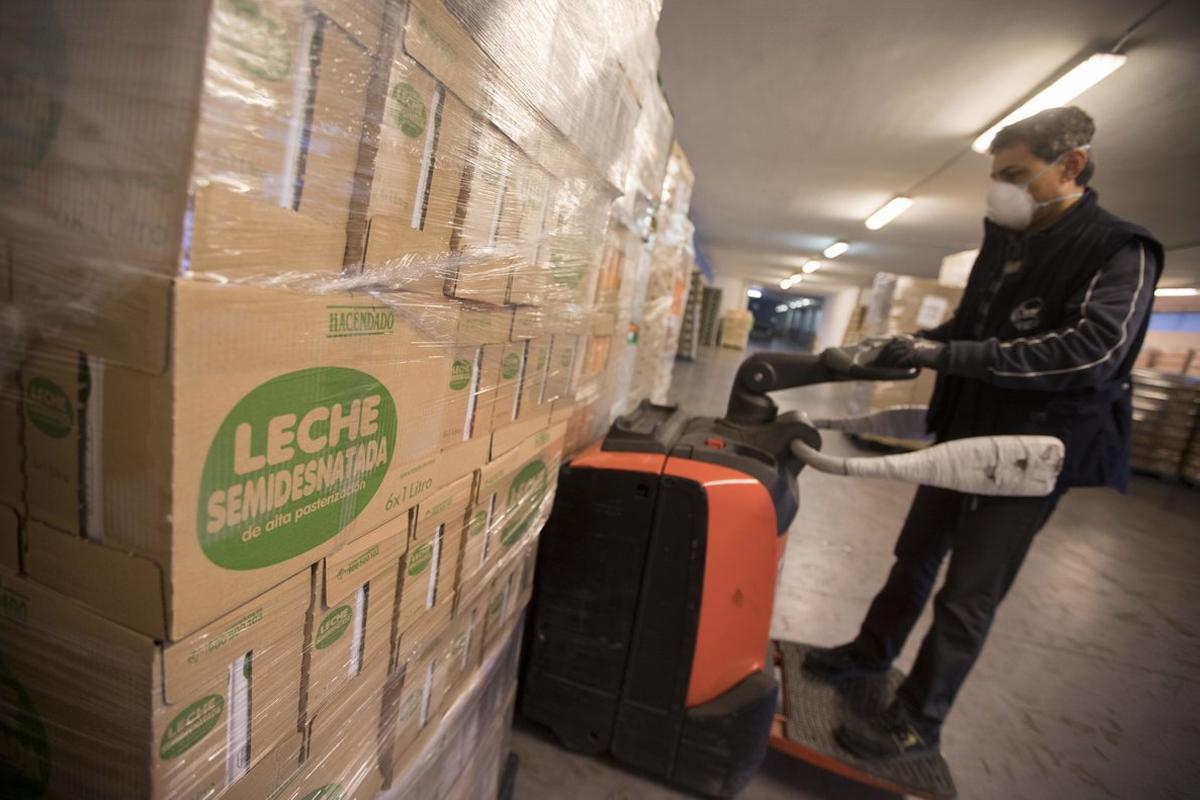 Un voluntario descarga una donaciÃ³n de la empresa Mercadona que ha realizado a El Banc dels Aliments esta maÃ±ana en el decimoctavo dÃ­a del estado de alarma decretado por el gobierno espaÃ±ol debido al Coronavirus  Foto: Marta PÃ©rez