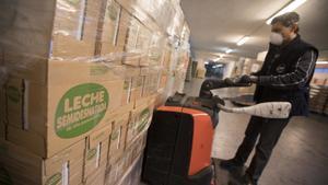 Un voluntario descarga una donaciÃ³n de la empresa Mercadona que ha realizado a El Banc dels Aliments esta maÃ±ana en el decimoctavo dÃ­a del estado de alarma decretado por el gobierno espaÃ±ol debido al Coronavirus  Foto: Marta PÃ©rez
