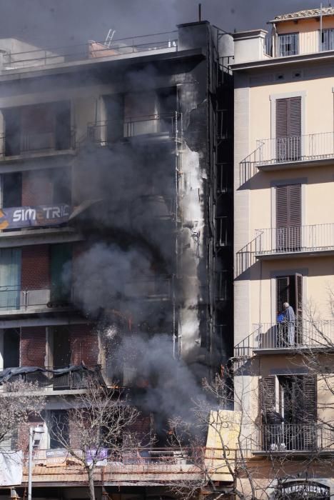 Incendi en un edifici del carrer del Carme de Girona.