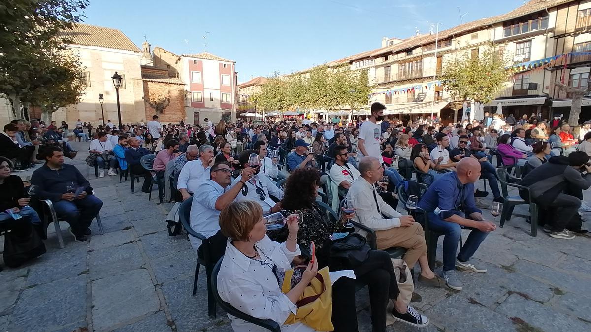 Participantes catan uno de los ochos vinos seleccionados para el evento festivo