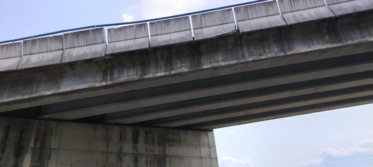 Alerta por el desprendimiento de varios cascotes del puente de la A-52 en Castro de Sanabria.