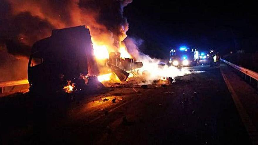 Humareda provocada por la explosión de los bodonbes de aceite de uno de los camiones implicados en el accidente en la A-62.