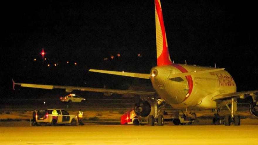 Una patrulla de la Guardia Civil, junto al avión de Air Arabia del que se fugaron los migrantes. | CATI CLADERA / EFE