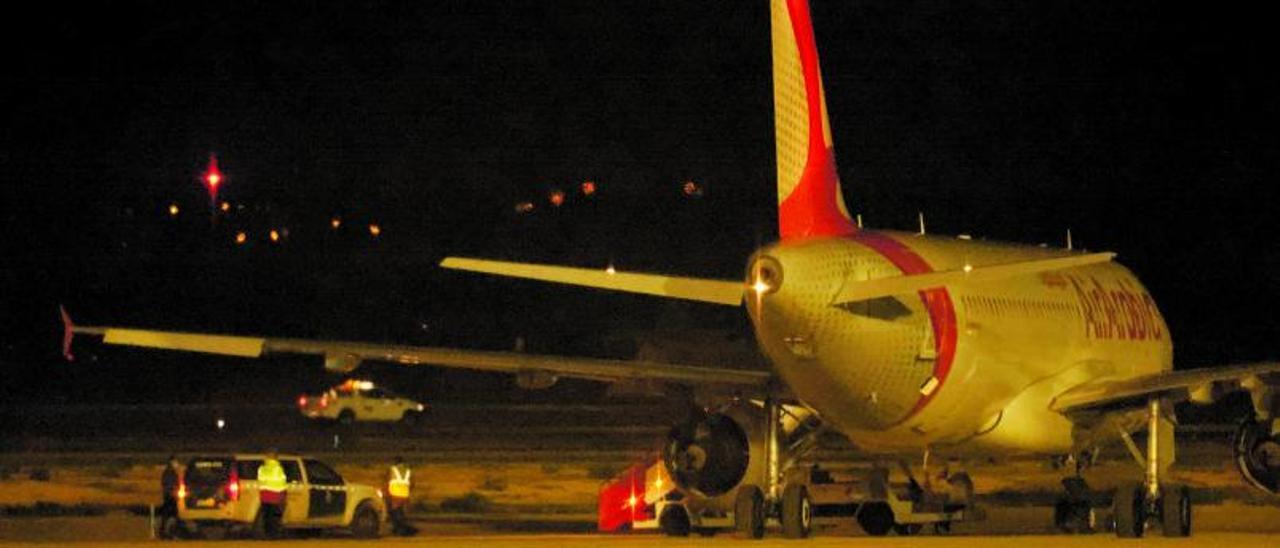 Una patrulla de la Guardia Civil, junto al avión de Air Arabia del que se fugaron los migrantes. | CATI CLADERA / EFE