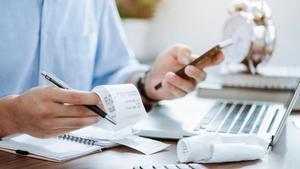 Persona haciendo la declaración de la renta