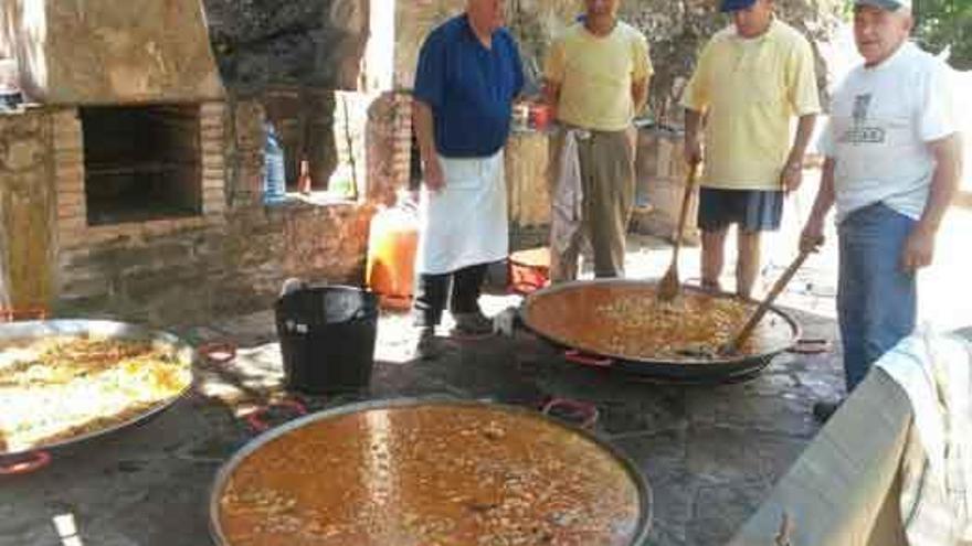 Preparación y degustación de la paella para medio millar de comensales en Sejas de Aliste.