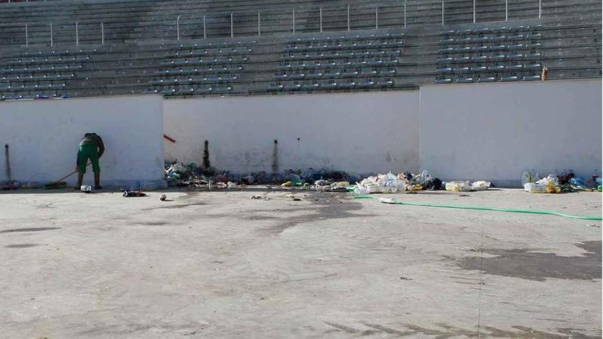 Un trabajador en el auditorio, ayer por la tarde.