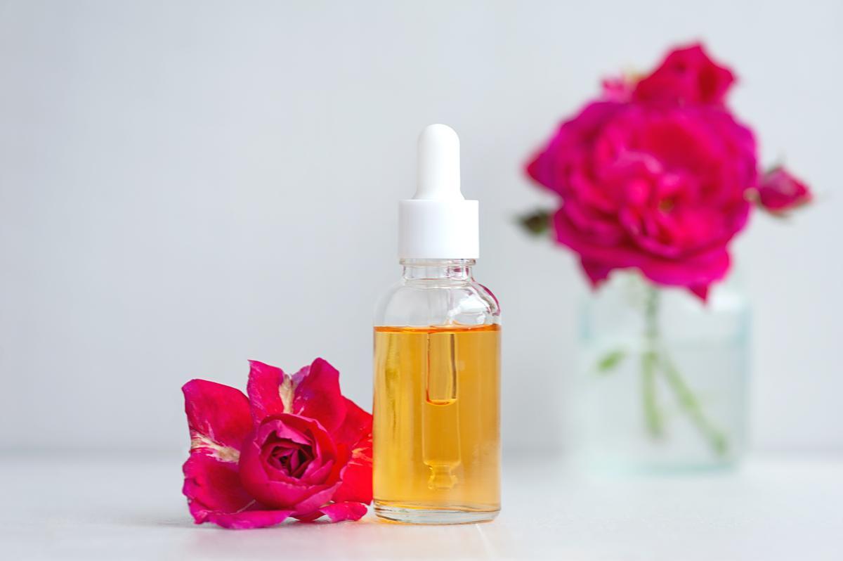 El aceite de rosa mosqueta lleva cientos de años usándose por sus beneficios para la piel y su capacidad de regeneración