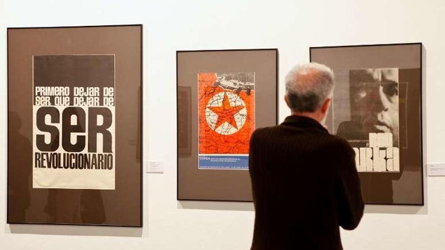 Algunos de los carteles de la exposición, ayer.