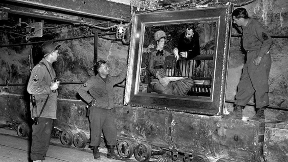 Soldados americanos ante una de las miles de obras de arte que los nazis robaron y que los aliados hallaron ocultas tras la liberación.