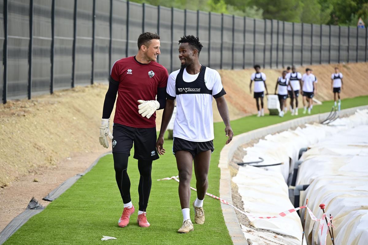 El belga Matthys conversa con el nigeriano Mamah antes de un entrenamiento en la ciudad deportiva Globeenergy.