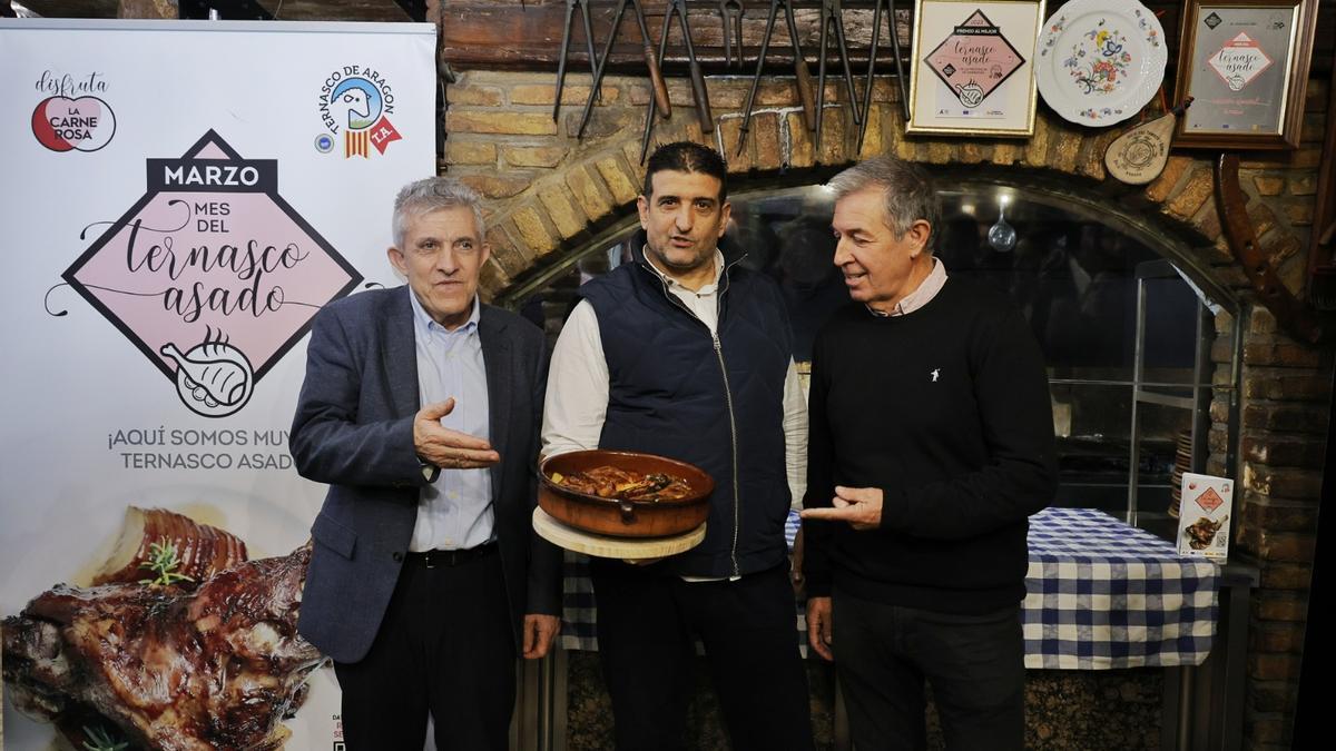 La presentación del Mes del ternasco asado se celebró en El Fuelle, el restaurante que ganó el año pasado