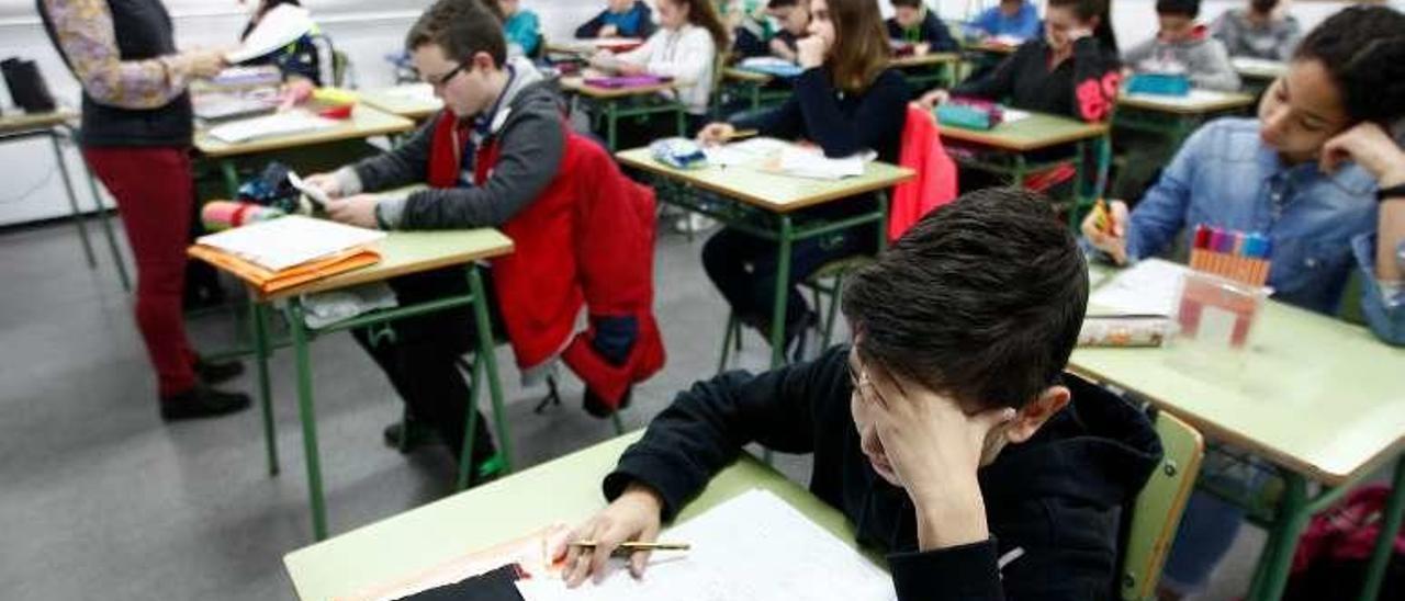 Alumnos de primer curso de ESO, en clase, con la profesora Elena Pérez.