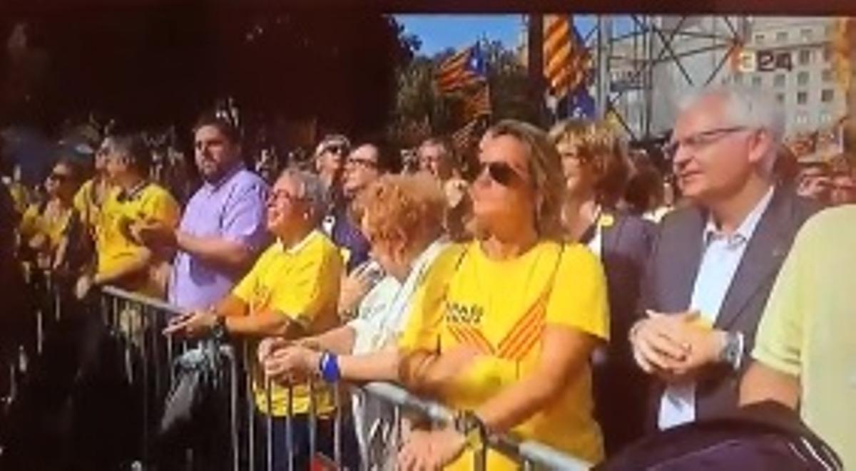 Lesposa dArtur Mas i el conseller Mascarell no aplaudeixen Carme Forcadell quan exigeix eleccions