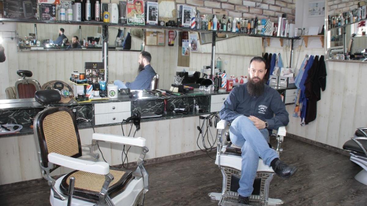 Juan Antonio Zamora, en su peluquería Tripiana en Cartagena.