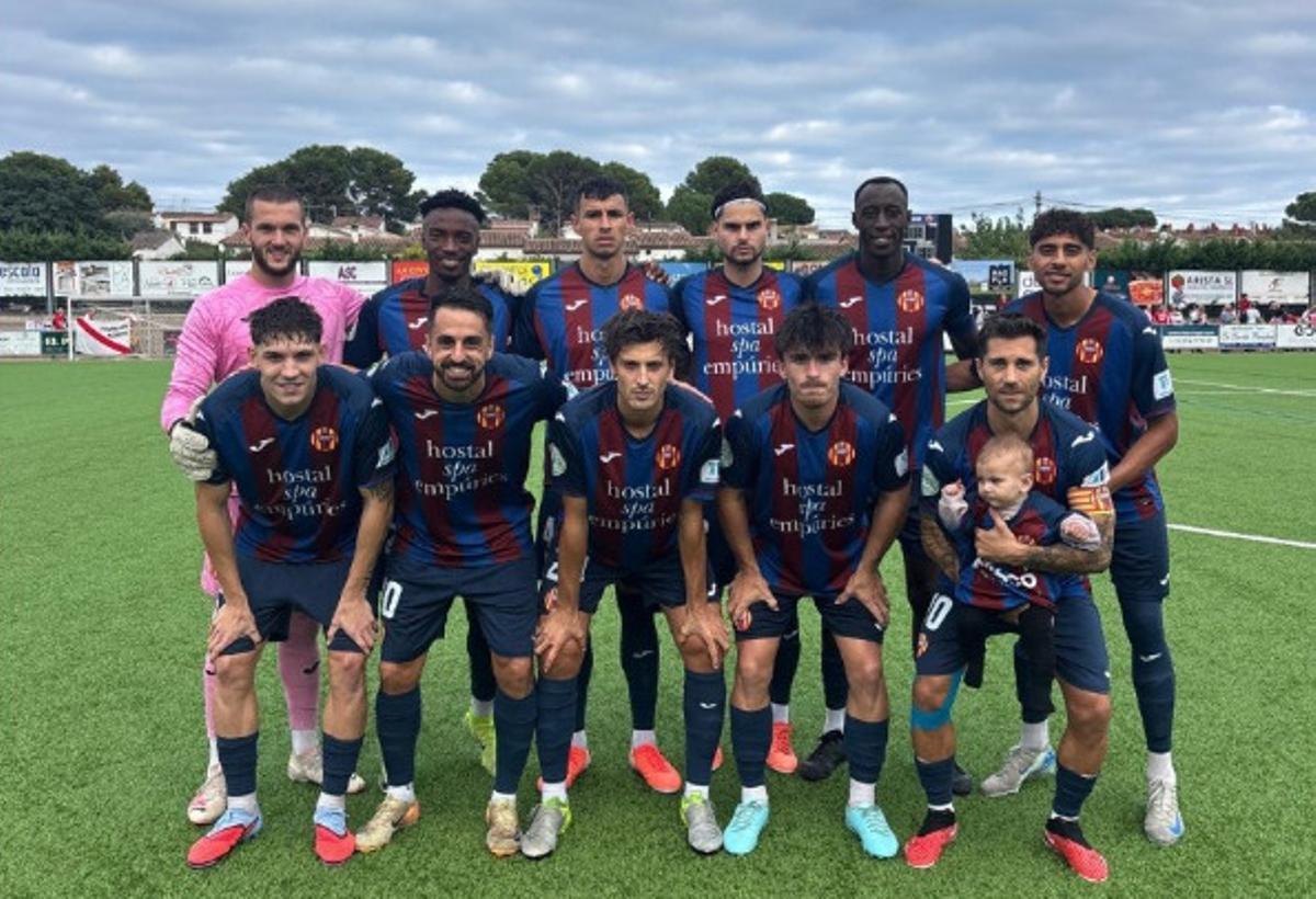 Foto d'arxiu de l'onze de l'Escala contra l'Hospitalet
