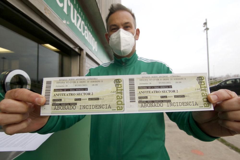 Los aficionados del Córdoba CF comienza a recoger las entradas del partido del domingo.
