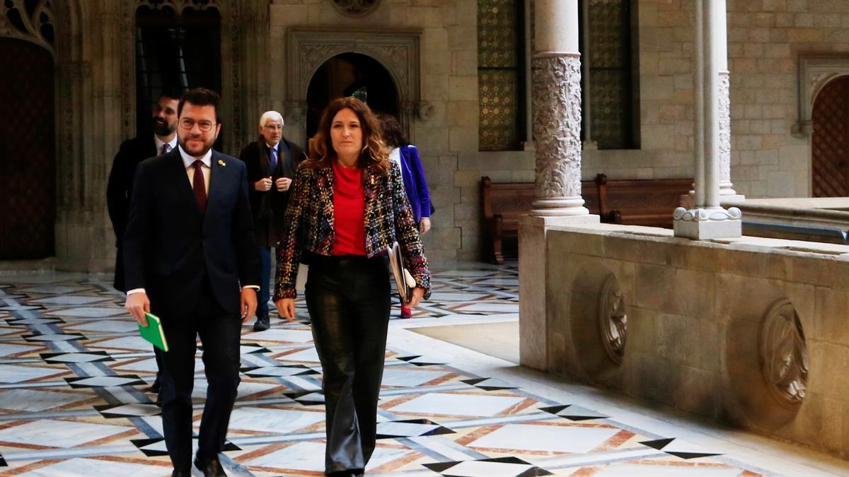 El president de la Generalitat, Pere Aragonès, i la consellera de la Presidència, Laura Vilagrà, es dirigeixen a la reunió setmanal del Consell Executiu juntament amb els altres consellers, per la Galeria Gòtica del Palau de la Generalitat.