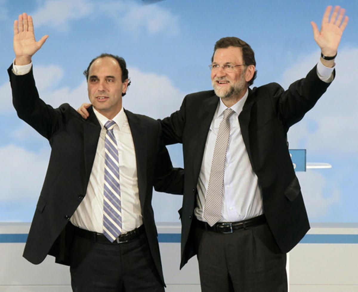 El president del PP i candidat a la presidència del Govern, Mariano Rajoy, acompanyat pel president del partit a Cantàbria, Ignacio Diego, avui en l’acte electoral que s’ha celebrat al Palacio de Festivales de Santander.