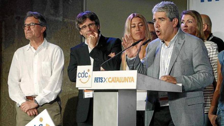 Francesc Homs, durant la valoració que va fer anit dels resultats, acompanyat del President Carles Puigdemont i del president de CDC, Artur Mas