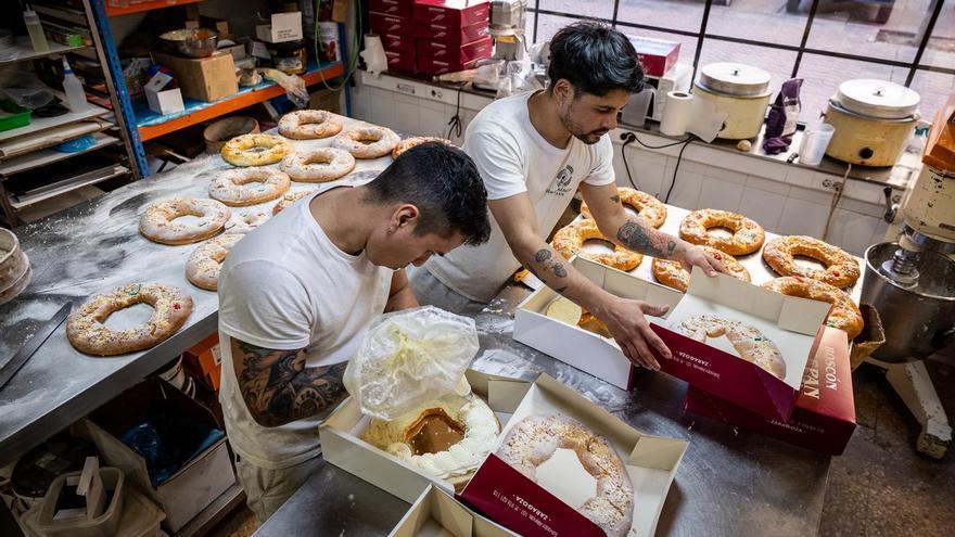 Preparación de los roscones para el día de Reyes en la pastelería Artepan de Zaragoza.