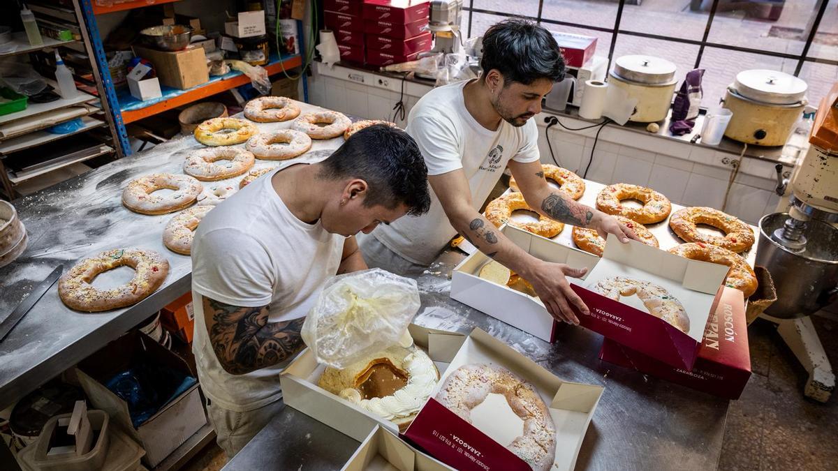 Preparación de los roscones para el día de Reyes en la pastelería Artepan de Zaragoza.