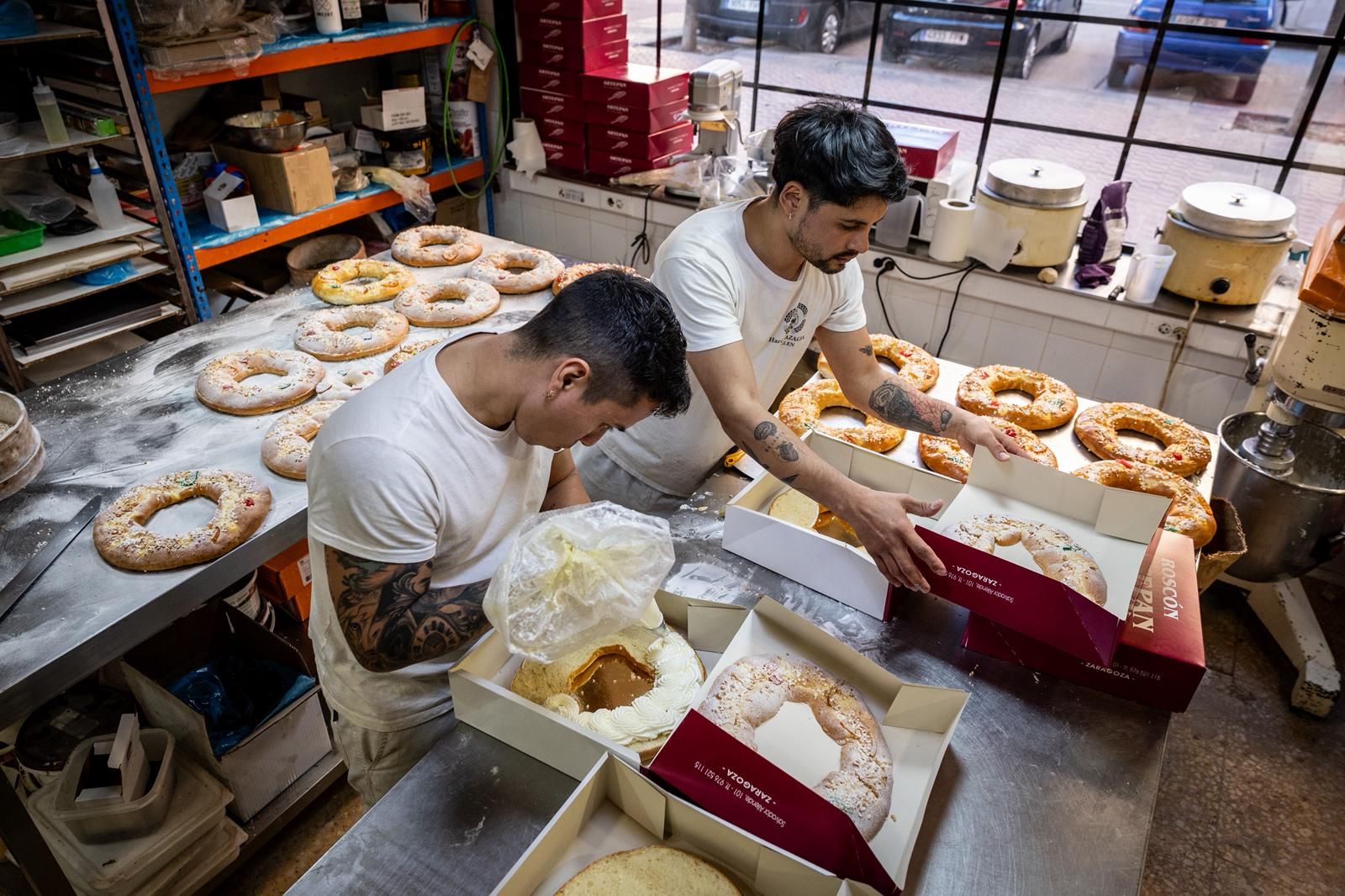 Preparación de los roscones para el día de Reyes en la pastelería Artepan de Zaragoza.