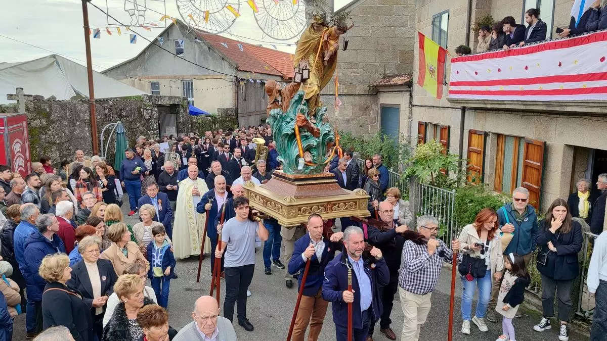 La primera procesión llena San Martiño
