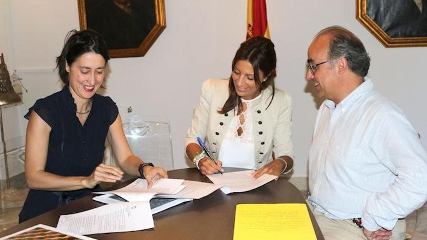 La alcaldesa, Mari Paz Fernández, y la directora de La organic S.L., Isadora Zubillaga, en la firma del convenio.