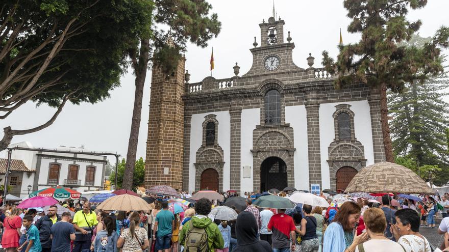 La bandera de las Fiestas del Pino 2022 ya ondea en lo alto de la basílica