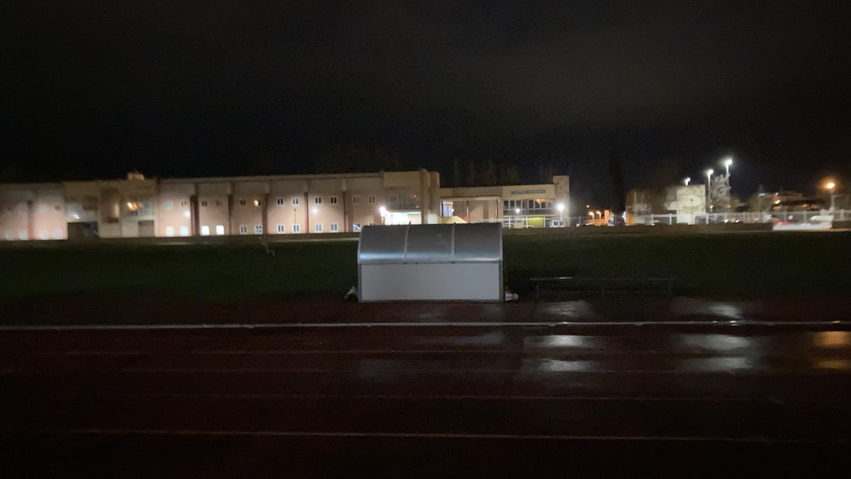 El campo de la Ciudad Deportiva a oscuras tras apagarse la luz