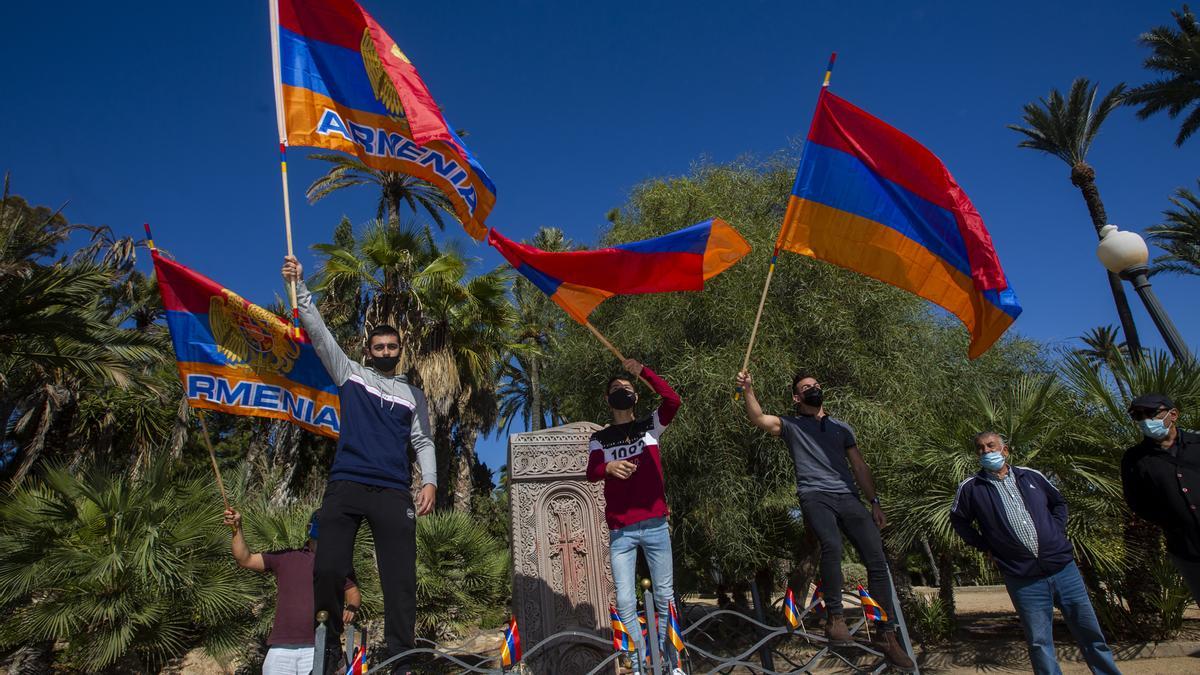 Armenios reunidos esta mañana en el parque El Palmeral de Alicante ante el monumento a su pueblo